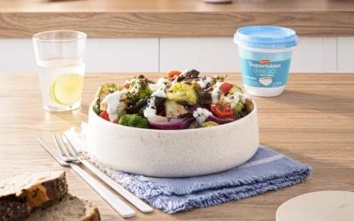 ENSALADA TIBIA DE VERDURAS CON CREMA DE YOGUR Y PEPINO