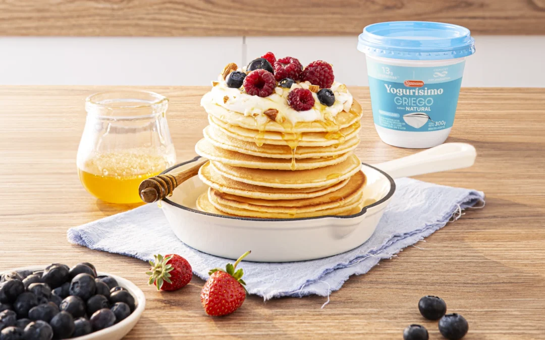 PANCAKES DE YOGUR CON TOPPING DE FRUTAS Y MIEL