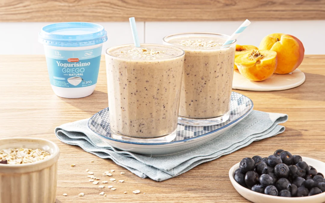 SMOOTHIE DE DURAZNOS, YOGURT, AVENA Y ARÁNDANOS