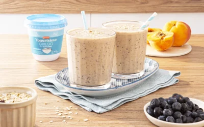 SMOOTHIE DE DURAZNOS, YOGURT, AVENA Y ARÁNDANOS