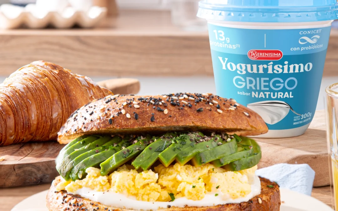 BAGEL CON HUEVOS REVUELTOS