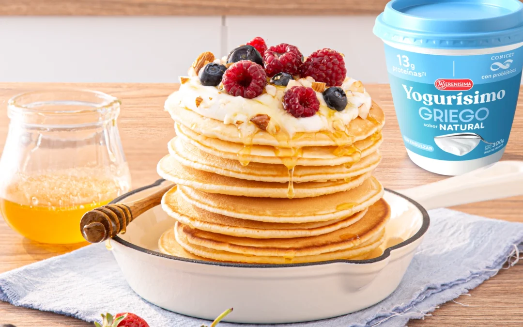 PANCAKES DE YOGUR CON TOPPING DE FRUTAS Y MIEL
