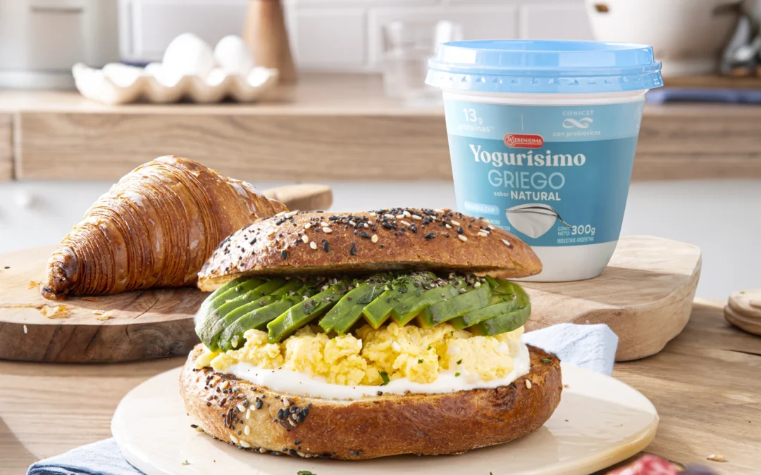 BAGEL CON HUEVOS REVUELTOS