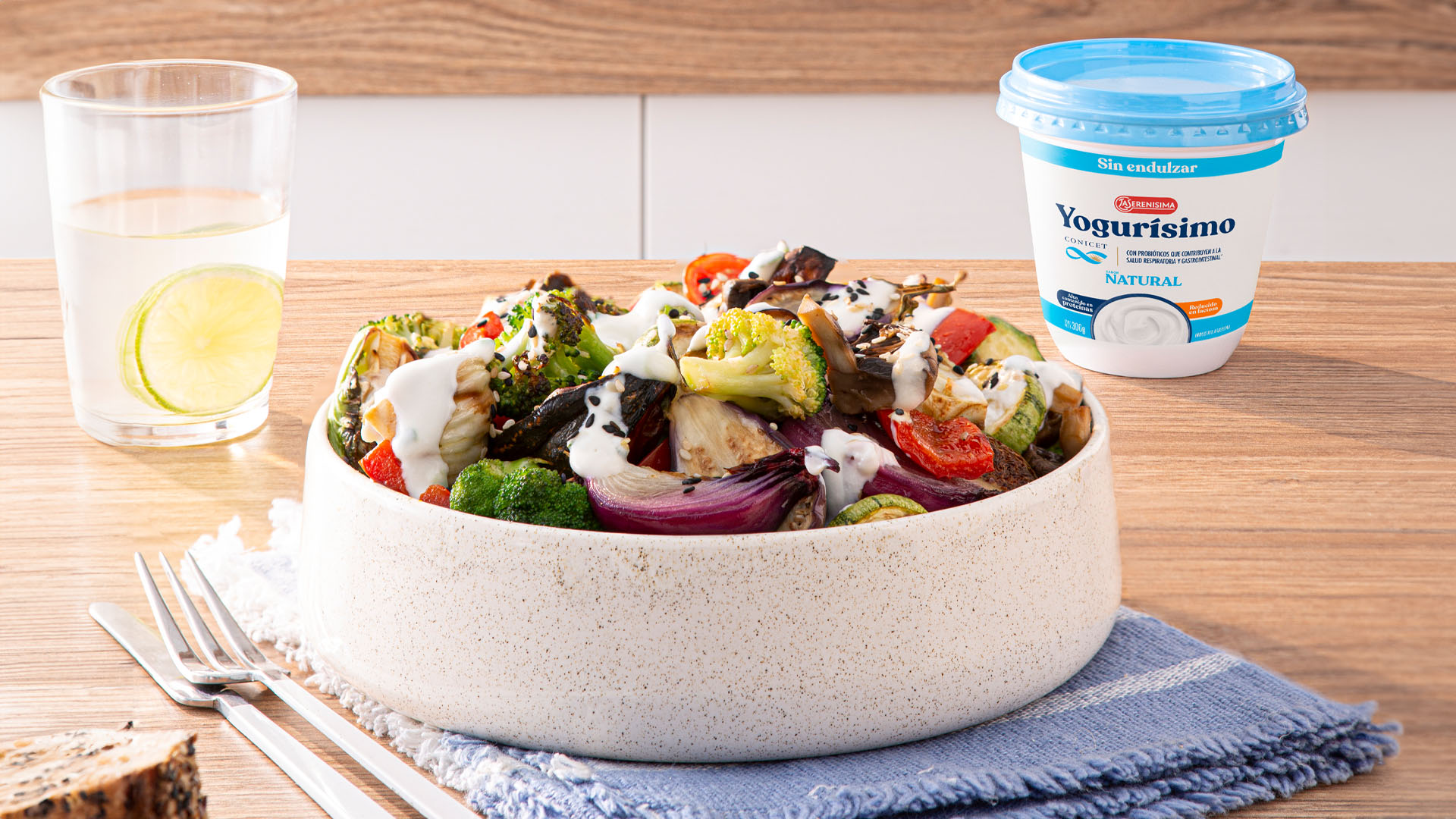 Ensalada de vegetales asados con aderezo de Yogurísimo