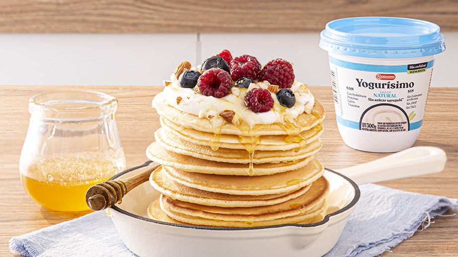 PANCAKES DE YOGURT CON TOPPING DE FRUTAS Y MIEL