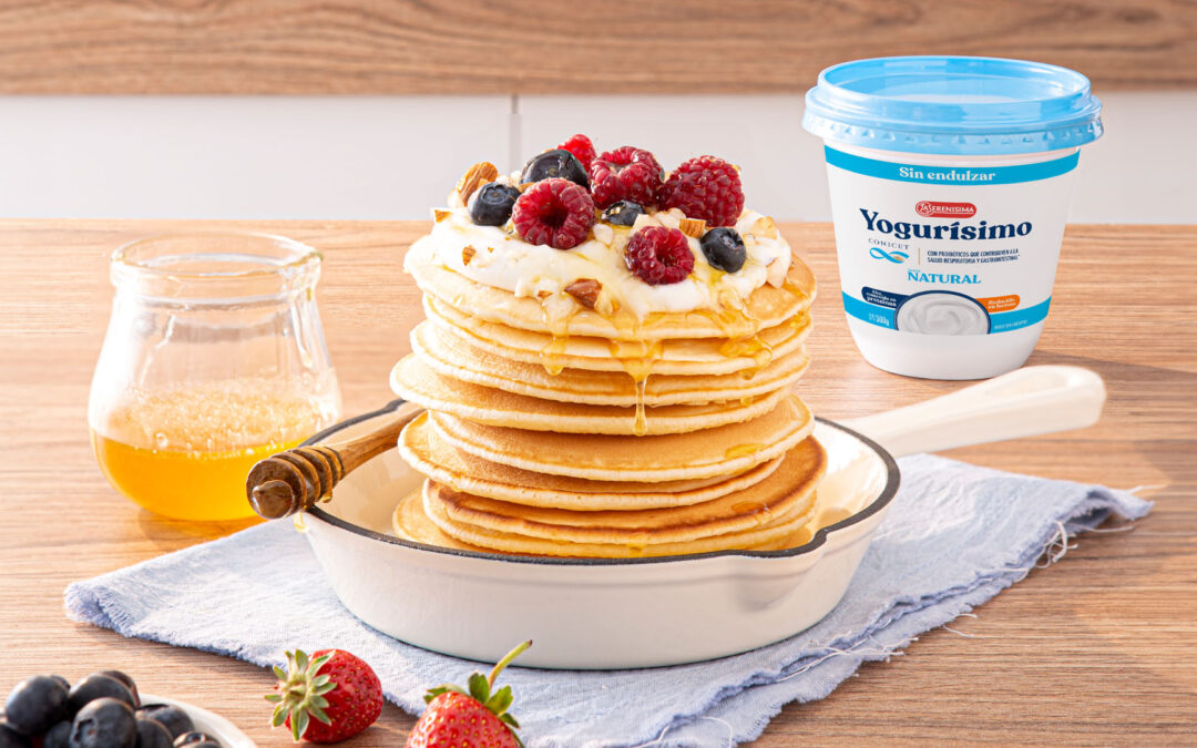 PANCAKES DE YOGUR CON TOPPING DE FRUTAS Y MIEL