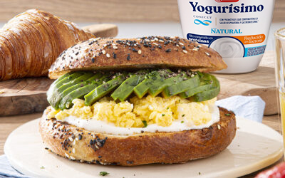 BAGEL CON HUEVOS REVUELTOS