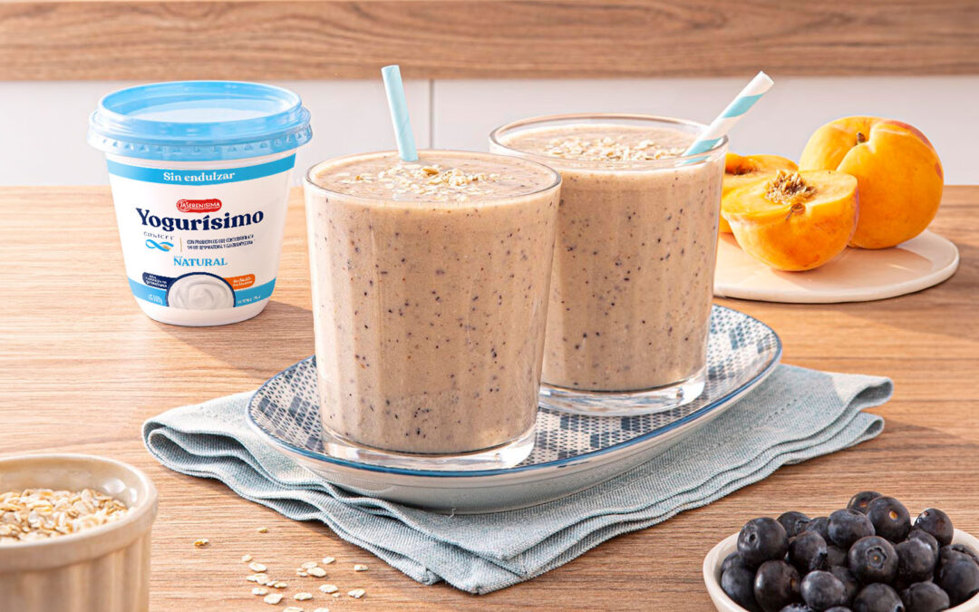 SMOOTHIE DE DURAZNOS, YOGURT, AVENA Y ARÁNDANOS