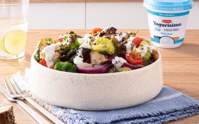 ENSALADA TIBIA DE VERDURAS CON CREMA DE YOGUR Y PEPINO