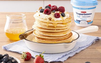 PANCAKES DE YOGUR CON TOPPING DE FRUTAS Y MIEL