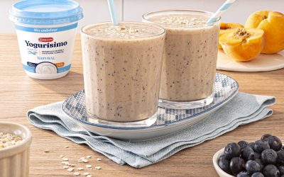 SMOOTHIE DE DURAZNOS, YOGURT, AVENA Y ARÁNDANOS