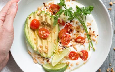 BOWL DE PALTA, TOMATES Y MANÍ