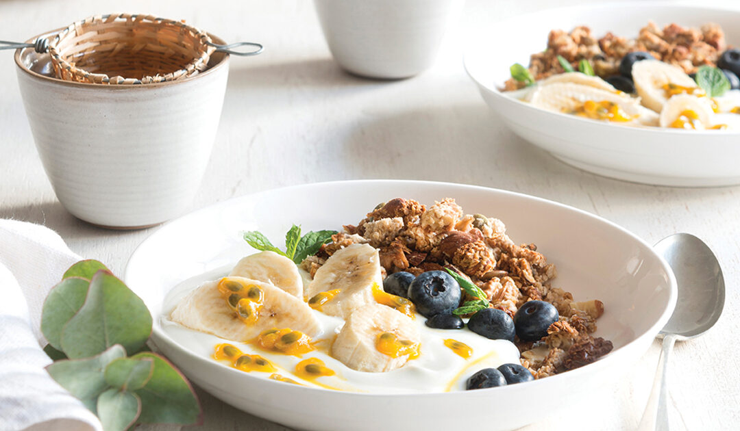 BOWL DE YOGUR, FRUTAS Y GRANOLA