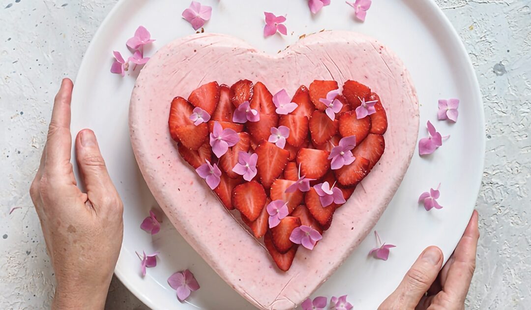 TORTA MOUSSE HELADA DE FRUTILLAS EN FORMA DE CORAZÓN – SAN VALENTÍN