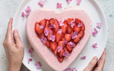 TORTA MOUSSE HELADA DE FRUTILLAS EN FORMA DE CORAZÓN – SAN VALENTÍN